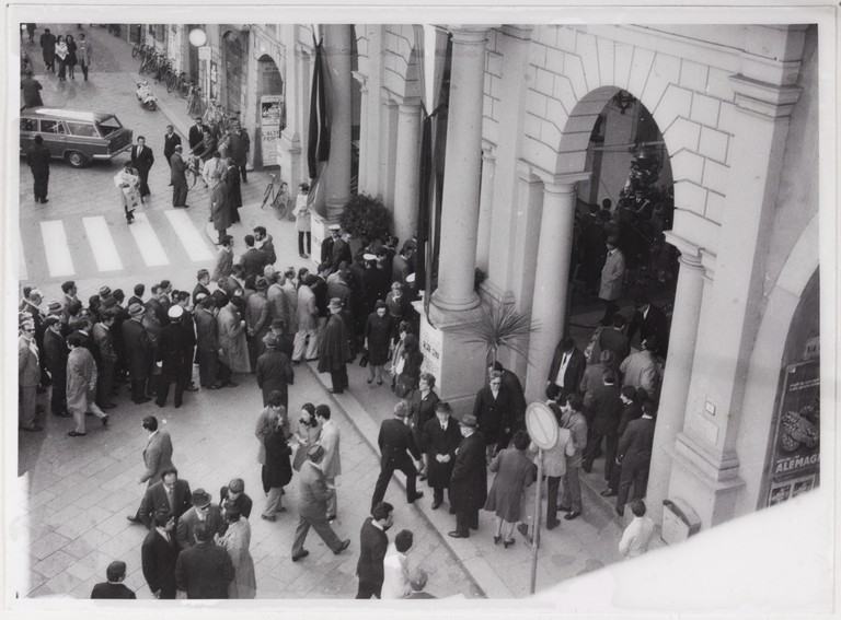 Gattatico-Reggio Emilia, 27-30 marzo 1970, Funerali di Alcide Cervi, coda di persone in attesa di entrare nella camera ardente ad omaggiare la salma di Papà Cervi